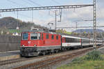 Re 4/4 II 11116 durchfährt den Bahnhof Gelterkinden. Die Aufnahme stammt vom 14.11.2017.