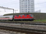 SBB - Re 4/4 11112 mit DB Personenwagen unterwegs bei Prattelen am 20.11.2017