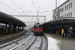 IMPRESSIONEN VOM BAHNHOF WIL
SBB: Einfahrt eines IR Zürich-St.Gallen mit der Re 4/4 11140 vom 6. Dezember 2017.
Bin sehr gespannt ob diese Zugsleistungen ab dem Fahrplanwechsel vom kommenden Wochenende noch in dieser Formation verkehren werden. Leider nicht erkennbar auf dieser Aufnahme sind die drei alten nicht erneuerten BPm Verstärkungswagen. Sie waren direkt hinter der Lok eingereiht.
Foto: Walter Ruetsch