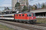 Re 4/4 II 11300 fährt Richtung Bahnhof Muttenz.