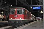 SBB Re 4/4 II Nr. 11141 ex Swiss Express mit IC 4 von Zürich HB via Schaffhausen nach Singen (Hohentwil) auf Gleis 7 im HB Zürich.

Nachtrag am 19.12.17 (13.25 Uhr): Ausserdem hatte ich extra noch den Lokführer gefragt, ob er einverstanden wäre, wenn ich Blitzlicht verwenden würde!