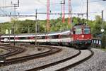 SBB Re 4/4 II Nr. 11112 durchfährt am 20. August 2017 mit den IC 185 von Singen (Hohentwiel) via Schaffhausen nach Zürich HB den Bahnhof Bülach.