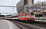 SBB Re 4/4 II Nr. 11109 ex Swiss Express bei der Abfahrt mit IC 4 nach Singen (Hohentwil) im Hauptbahnhof Zürich. Donnerstag, 28. Dezember 2017