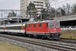 Re 4/4 II 11136 fährt Richtung Bahnhof Muttenz. Die Aufnahme stammt vom 20.12.2017.