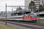 Re 4/4 II 11130, fährt Richtung Bahnhof Muttenz.