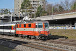 Re 4/4 II 11108 fährt Richtung Bahnhof Muttenz.
