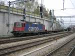 Abgestellt in Spiez steht am 29.04.2006 die SBB Cargo Re 4/4 420 276-8. Das Bild entstand vom hinteren, letzten Bahnsteig aus. Auf Grund des ICE-Unfalles in Thun, war der Spiezer Bahnhof sehr leer. Wenige Tage spter stand zwei Gleise weiter der defekte ICE abgestellt.