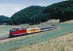 SBB:  CHÄS EXPRESS 
Re 4/4 mit Intercity Basel-Brig bei Wynigen im Juli 1999. Besondere Beachtung gilt den blauen EW IV der BLS sowie dem MITROPA KÄSEWAGEN der dritten Ausführung, eingereiht hinter der Lok.
Foto: Walter Ruetsch