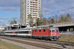 Re 4/4 II 11300 fährt Richtung Bahnhof Muttenz.