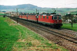 SBB: Ein stattlicher Blockgüterzug am 18. April 2006 bei Frick mit einer Re 20/20 bestehend aus der Re 4/4 II 11275, Re 6/6 11612 Regensdorf, dem PROTOTYP Re 6/6 11602 MORGES und einer nicht erkennbaren Re 4/4 II.
Foto: Walter Ruetsch  