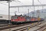 Vierfach Traktion, mit den Loks 420 327-9 620 074-5, 11349 und 11664, durchfahren den Bahnhof Sissach. Die Aufnahme stammt vom 19.02.2018.