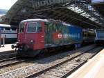 Eine RE 420 mit Werbung fr das SBB Reisebro steht mit einem REX Rheintalexpress in St.Gallen Hauptbahnhof am 23.05.07