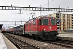 SBB Re 4/4 II Nr. 11118 beim kurzem Halt mit EN 414 von Beograd - Ljubljana - Zürich HB und NJ 464 	von Graz Hbf - Zürich HB im Bahnhof Sargans.

Sonntag, 25. Februar 2018