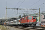 Re 4/4 II 11152 fährt Richtung Bahnhof Muttenz. Die Aufnahme stammt vom 26.03.2018.