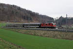 SBB: Fan-Sonderzug Bern - Basel mit der Re 4/4 II 11144, erste Serie, bei Wynigen auf der Rückfahrt am 2. April 2018.
Foto: Walter Ruetsch 