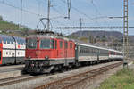 Re 4/4 II 11144 durchfährt den Bahnhof Gelterkinden.