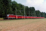 SBB/EBT: Dieser nicht alltägliche Zug der damaligen EBT mit einer nicht erkennbaren SBB Re 4/4 II vor zehn EBT Personenwagen verschiedener Bauart wurde im August 1994 bei Oberburg verewigt.