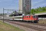 Re 4/4 II 11302 fährt Richtung Bahnhof Muttenz. Die Aufnahme stammt vom 20.04.2018.