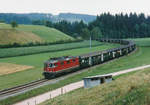 SBB/VHB: LEICHTSTAHLWAGEN NOCH IM BETRIEB  Sonderzug mit einer nicht erkennbaren Re 4/4 II der ersten Serie mit mehreren Leichtstahlwagen auf der VHB oberhalb Sumiswald unterwegs im Juli 1994.