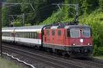 Re 4/4 II 11301 zieht am 20.05.2018 ihren Schnellzug bei Tecknau in Richtung Olten.