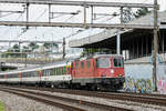 Re 4/4 II 11302 fährt Richtung Bahnhof Muttenz.