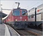 Die beiden SBB Re 4/4 II 11172 und 11158 warten mit dem EN 200 Thello von Venezia SL nach Paris in Lausanne auf die Weiterfahrt.