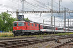 Re 4/4 II 11131 durchfährt den Bahnhof Pratteln. Die Aufnahme stammt vom 12.06.2018.