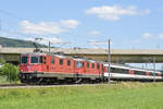 Doppeltraktion, mit den Re 4/4 II Loks 11299 und 11125, fahren Richtung Bahnhof Itingen. Die Aufnahme stammt vom 19.06.2018.