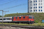 Re 4/4 II 11129 durchfährt den Bahnhof Pratteln. Die Aufnahme stammt vom 26.06.2018.