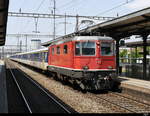 SBB - Re 4/4  420 128 mit Ersatzzug von Basel nach Zürich bei der durchfahrt im Bahnhof von Prattelen am 04.08.2016