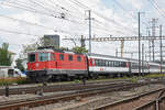 Re 4/4 II 11131 durchfährt den Bahnhof Pratteln. Die Aufnahme stammt vom 04.09.2018.