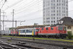 Zuckerrüben Zug, mit der Re 4/4 II 11134, dem RBe 540 074-2 und der Re 4/4 II 11154, durchfährt bei starkem Regen den Bahnhof Pratteln.