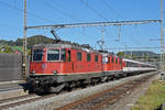 Doppeltraktion, mit den Loks 11299 und 11128, durchfährt den Bahnhof Gelterkinden.