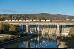 SBB Re 4/4 II mit Zementzug am 24. Oktober 2018 auf der Limmatbrücke bei Wettingen.