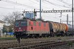 Re 420 319-6 durchfährt den Bahnhof Pratteln.