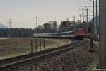 Als der „RHEINTAL-EXPRESS“ noch mit lokbespannten Zgen verkehrte (||) - Auf der Fahrt von St. Gallen nach Chur befhrt am 06.03.2012 der RE 3805 zwischen den Stationen Buchs und Sargans den Bogen bei Weite (SG).