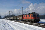 Erste Winteraufnahmen des Jahres 2019 aus meiner Region Solothurn mit Sonne und Schnee.

Re 420 305-5 mit unendlich langem Lebensmittelzug.

Die Re 4/4 sind Universal-Elektrolokomotiven der SBB. Dementsprechend gelangen sie bei SBB CARGO vor allen Kategorien von Güterzügen zum Einsatz. Als  BOBO-Freund  widme ich bei meiner Einstellung vom 30. Januar 2019 die gesamte bei BB.de mögliche Serie bestehend aus sechs Bildern diesen fotogenen Maschinen.
Entstanden sind alle Aufnahmen am 29. Januar 2019 bei Deitingen.
Foto: Walter Ruetsch
