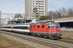 Re 4/4 II 11155 fährt Richtung Bahnhof Muttenz.