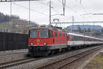 Re 4/4 II 11126 durchfährt den Bahnhof Gelterkinden.