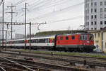 Re 4/4 II 11141 durchfährt den Bahnhof Pratteln. Die Aufnahme stammt vom 06.03.2019.