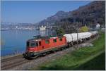 Die SBB  Re 4/4 II 11277 (UIC 91 85 4420 277-6 CH-SBBC) fährt mit einem Güterzug kurz bei Villeneuve Richtung Wallis.
Im Hintergrund das Château de Chillon.

29. März 2019