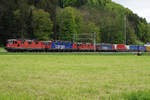 Schwerer Güterzug von SBB CARGO ausnahmsweise mit Re 20/20 bei Wynigen in Richtung Norden unterwegs am späten Abend vom 10. Mai 2019.
Foto: Walter Ruetsch