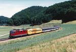 SBB Schnellzug Interlaken-Ost - Basel mit Re 4/4 II bei Wynigen im Sommer 2000. Spezielle Beachtung gilt dem  Chäswagen  und den blaue BLS EW IV.
Foto: Walter Ruetsch