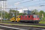 Re 420 318-8 schleppt die SCHEUZER Baumaschine 40 85 95 81 086-1 durch den Bahnhof Pratteln.