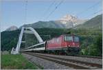 Die HVZ IR 90 vom Wallis nach Lausanne verkehren grundsätzlich im Gegenlicht; da die Züge meist von Re 4/4 II gezogen werden, sind sie trotzdem ein begehrtes Fotomotiv.