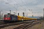 Durchfahrt am Nachmittag des 20.03.2018 von Re 420 262-8 mit einem leeren Schotterzug über Gleis 1 durch den Badischen Bahnhof von Basel in Richtung Basel Bad Rbf, wo der Zug dann von der SVG