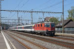 Re 4/4 II 11129 durchfährt den Bahnhof Rupperswil. Die Aufnahme stammt vom 03.09.2019.