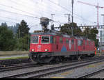 SBB - Re 4/4  420 294-1 ( Werbelok Zirkus Knie ) mit Re 4/4 420 … bei Rangierfahrt im Bahnhofsareal von Aarberg am 06.10.2019