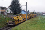 Re 420 332-9 mit einem Bauzug am Hacken der Vanoli Gleisbau AG bei Biberist am frühen und trüben Morgen des 9.