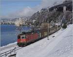 Die SBB Re 4/4 11297 (Re 420 297-4) mit einem Güterzug Richtung Wallis kurz vor Villeneuve.